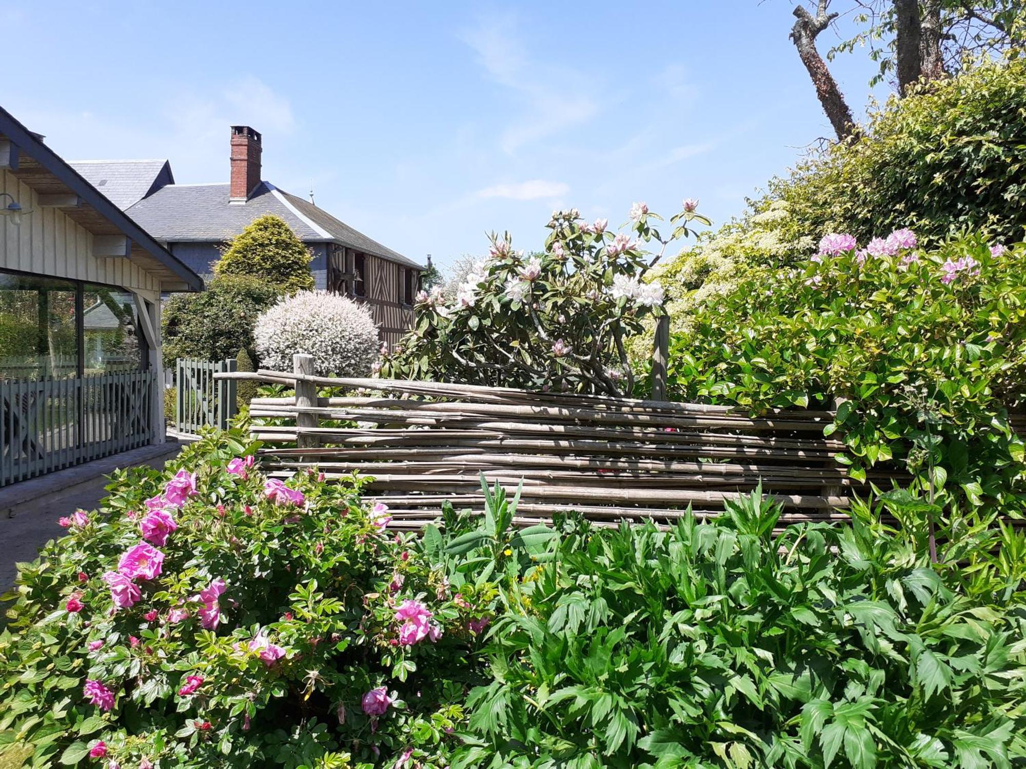 Au P'Tit Jardin Hotel Saint-Sylvestre-de-Cormeilles Exterior foto